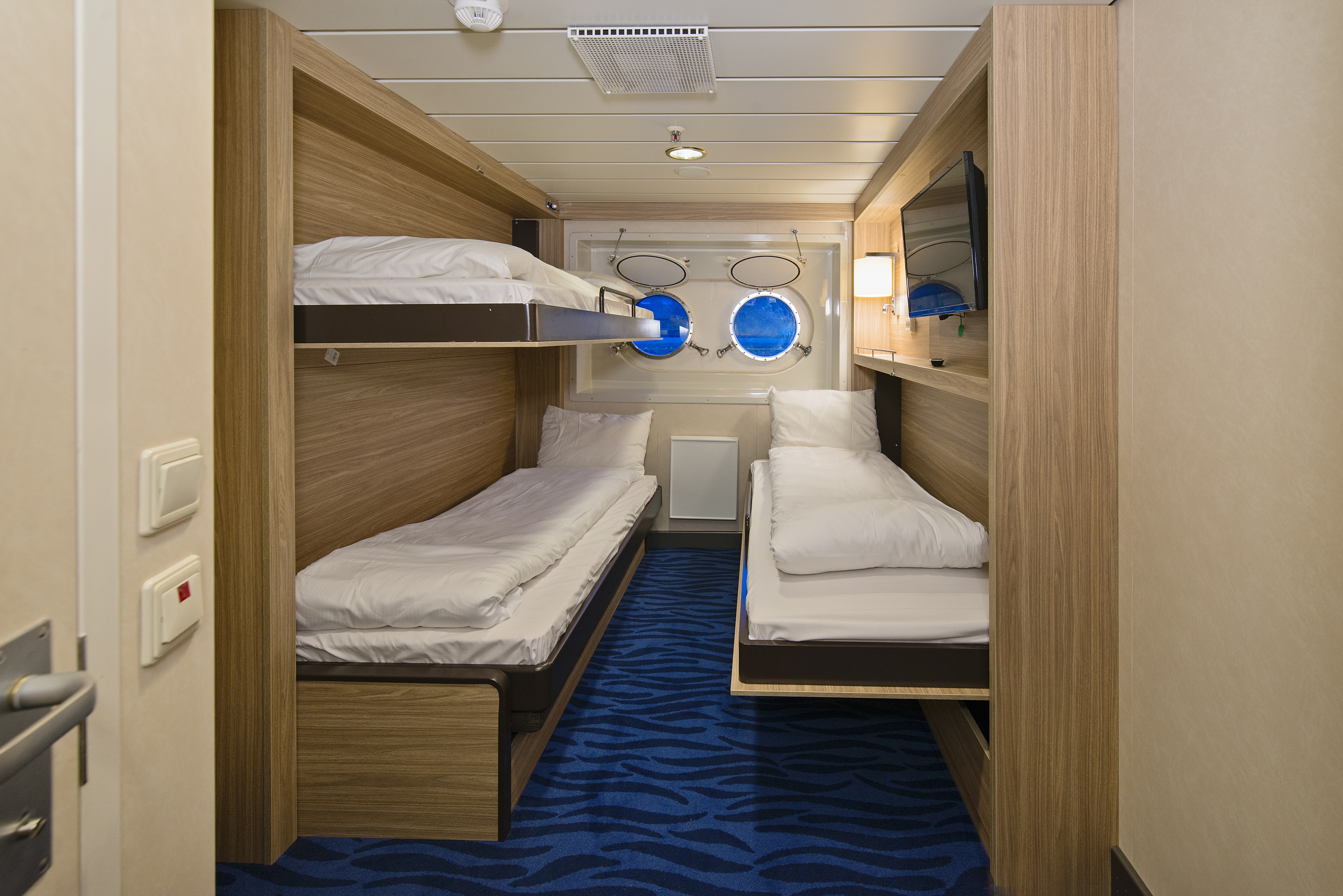 Polar Outside | Triple on lower deck with window